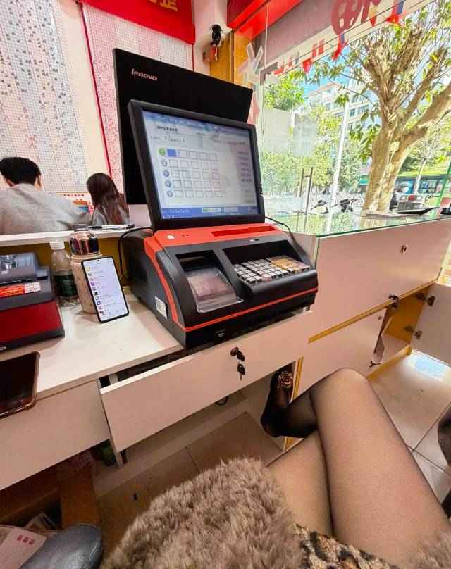中山坦洲彩票门店店内打票操作区实拍